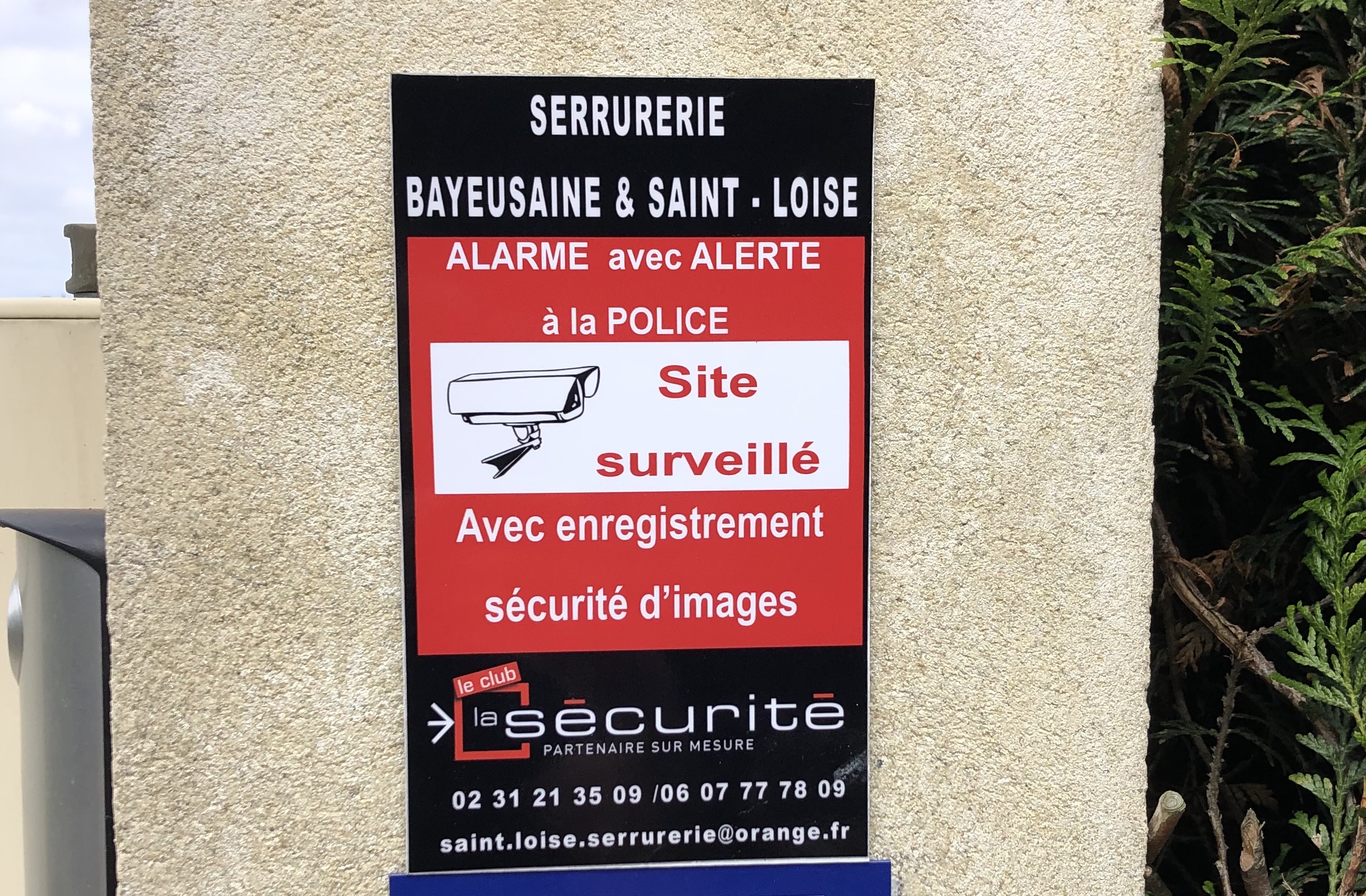 Panneau d'alarme installé par la Serrurerie Bayeusaine — système sans fil
