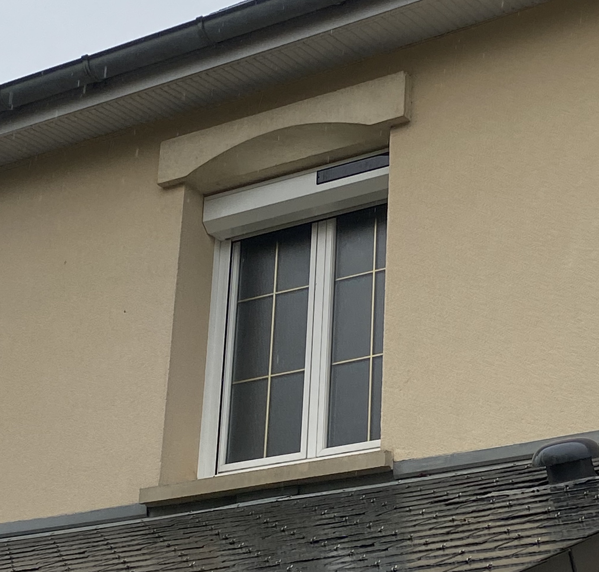 Volet roulant posé sur fenêtre de pavillon — Serrurerie Bayeusaine